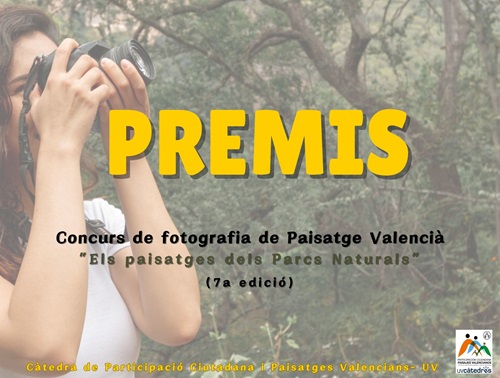 Cartell en el que apareix una dona fent una foto en mig d'un parc natural